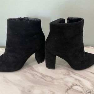 Lulus Women's Black Suede Ankle Booties Pointed Toe Mid Block Heel Zip Size 8